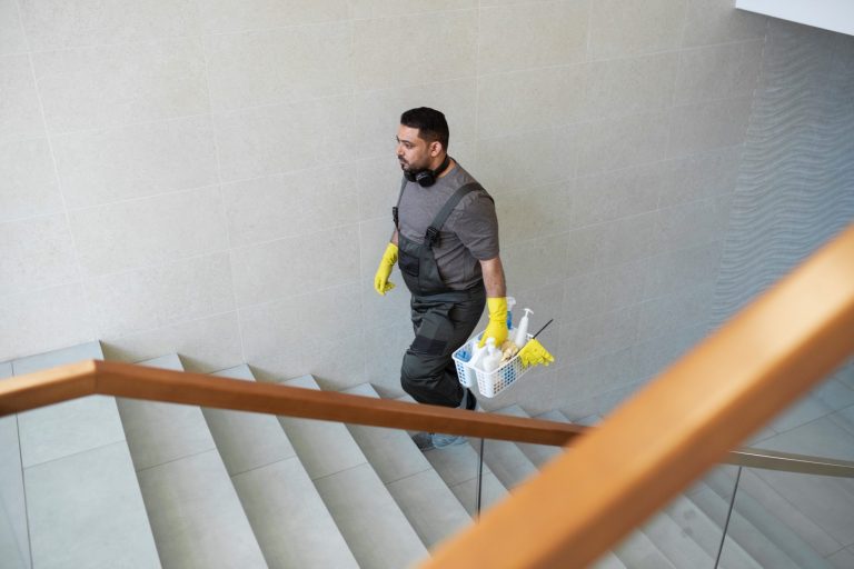 Reinigung der Treppenhäuser Ein gepflegtes Treppenhaus hinterlässt bei Besuchern und Bewohnern den ersten, bleibenden Eindruck. Unsere professionelle Treppenhausreinigung sorgt dafür, dass Ihr Gebäude stets in bestem Licht erscheint. Wir reinigen gründlich und zuverlässig alle Bereiche – von den Böden bis zu den Ecken. So bleibt Ihr Treppenhaus sauber, einladend und vermittelt jederzeit einen positiven Eindruck.